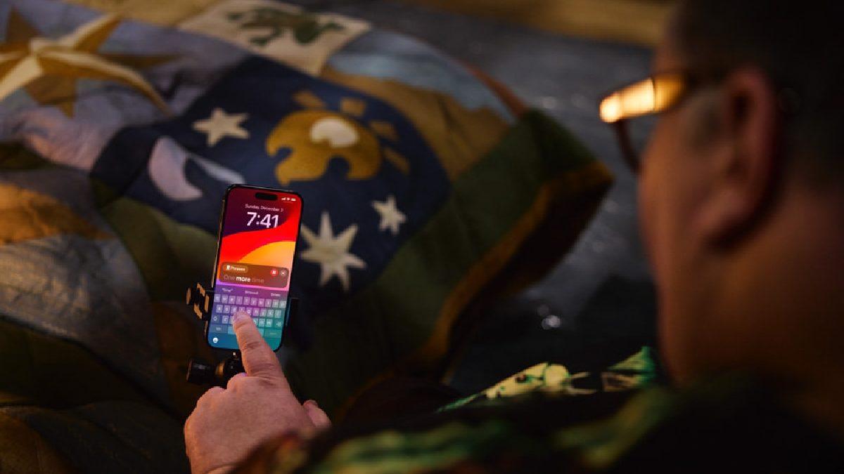 Yavaş Yavaş Konuşma Yeteneğini Kaybeden Engelli Bir Akademisyen, Sesini iPhone ile Ölümsüzleştirdi [Video]