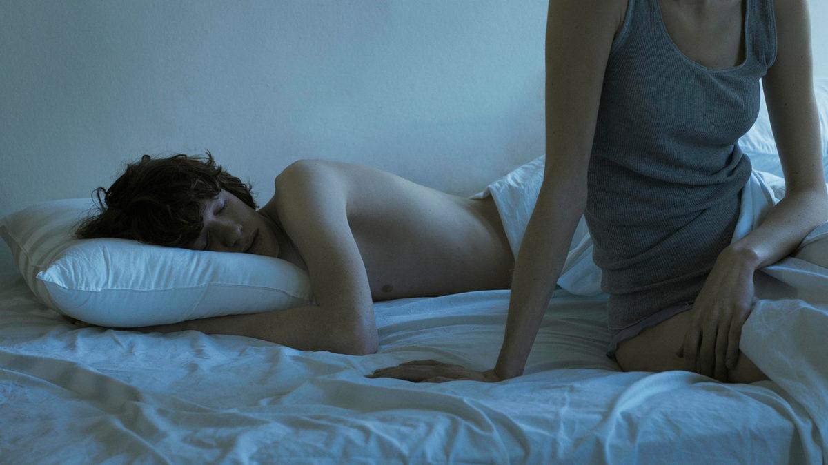 Uyurgezer Birini Farkında Olmadan Cinsel İlişkiye Yönelten 