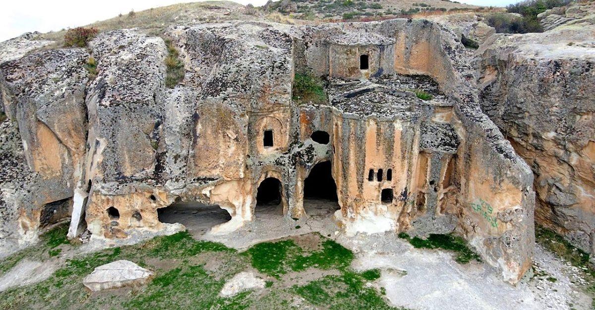 Afyonkarahisar’da 14 Milyon Yıl Önceye Ait Bu Gizemli Tekerlek İzleri Neyin Nesi? Üstelik Derinliği 2 Metre!