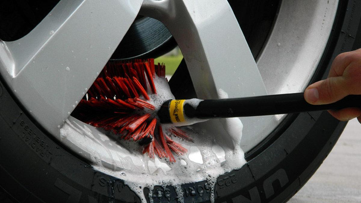 “Kendi İşimi Kendim Görürüm.” Diyenler İçin: Aracınızı Yıkarken Dikkat Etmeniz Gereken Önemli Noktaları Anlattık