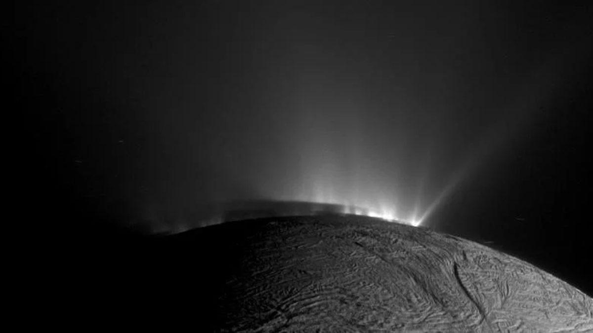 Satürn Uydusu Enceladus’ta Yaşamın Yapı Taşlarından Biri Tespit Edildi