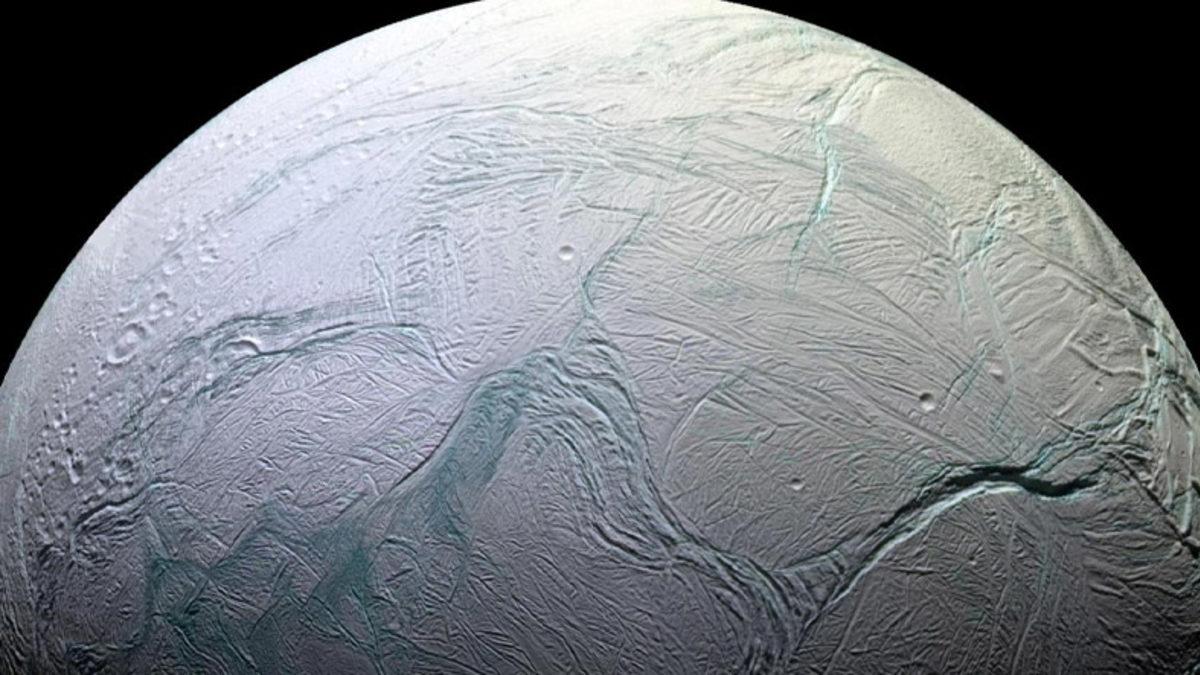Satürn Uydusu Enceladus’ta Yaşamın Yapı Taşlarından Biri Tespit Edildi