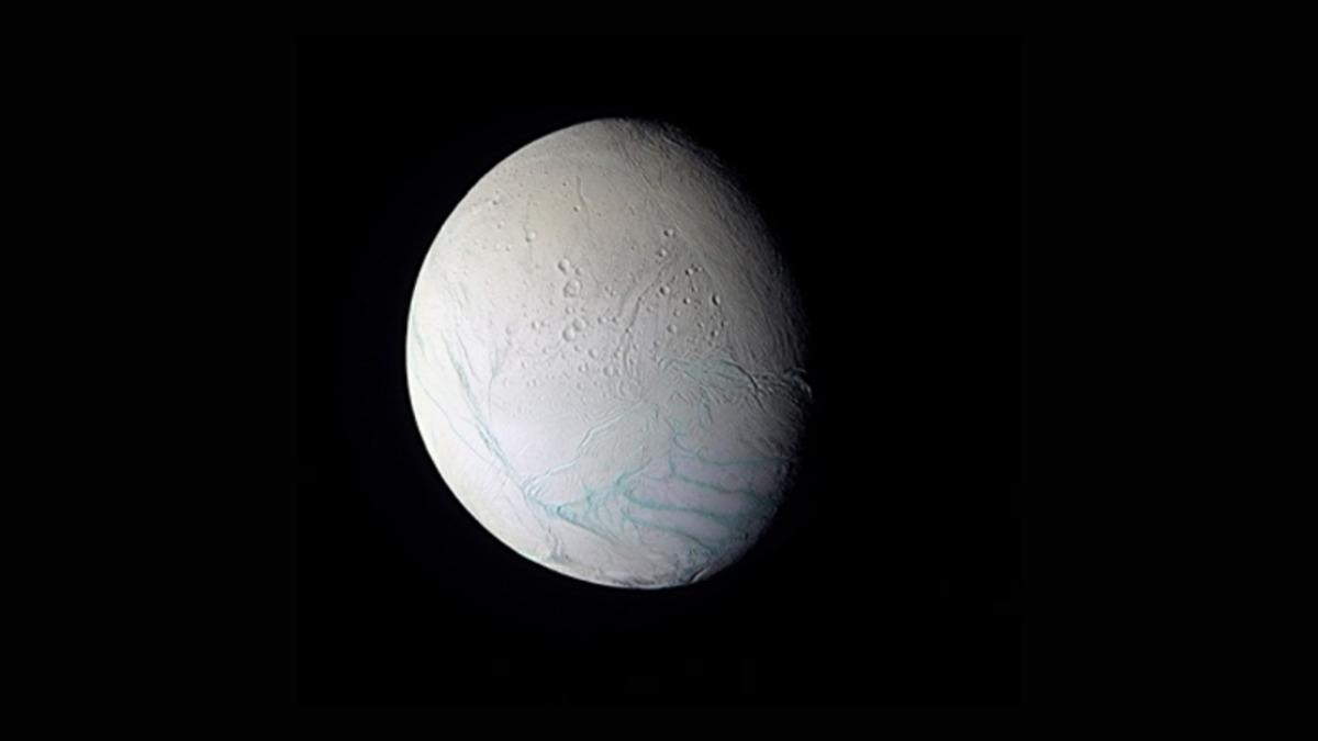 Satürn Uydusu Enceladus’ta Yaşamın Yapı Taşlarından Biri Tespit Edildi