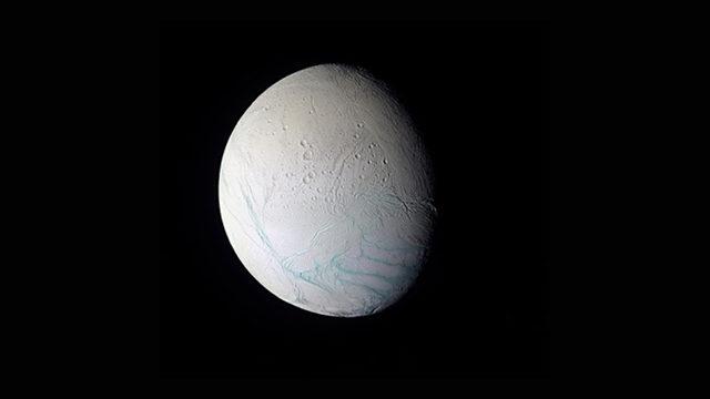Satürn Uydusu Enceladus’ta Yaşamın Yapı Taşlarından Biri Tespit Edildi