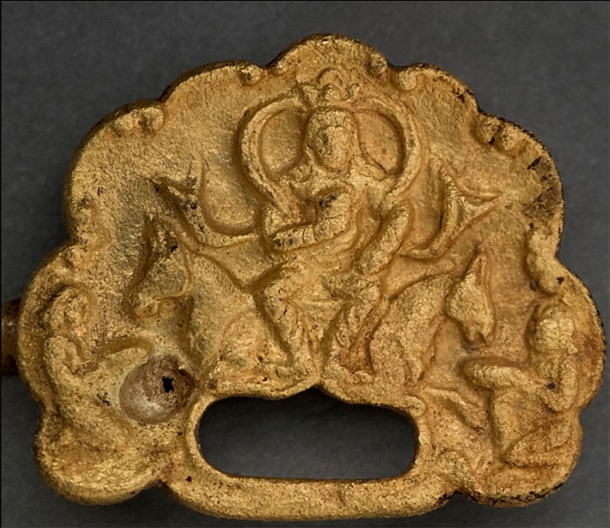 Türk Tarihinde Bir İlk: Üzerinde Göktürk Kağanının Yüzünün Olduğu Bir Toka Bulundu