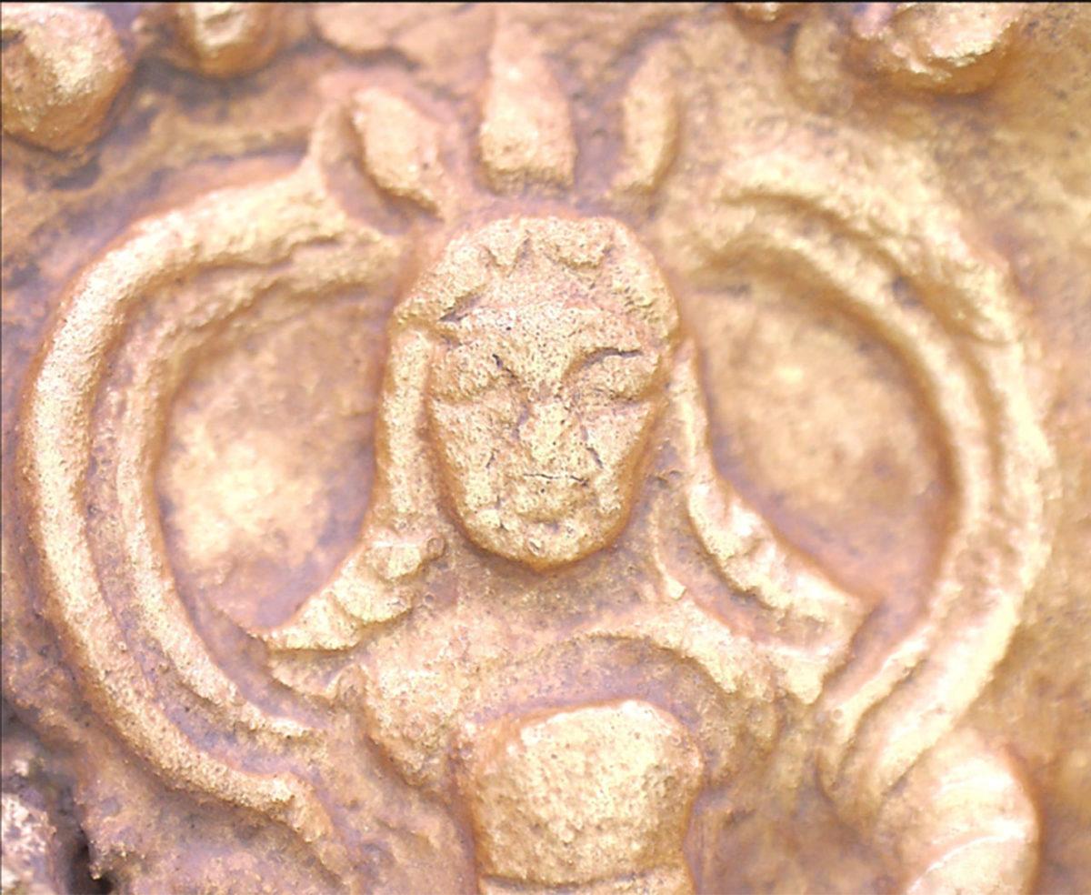 Türk Tarihinde Bir İlk: Üzerinde Göktürk Kağanının Yüzünün Olduğu Bir Toka Bulundu