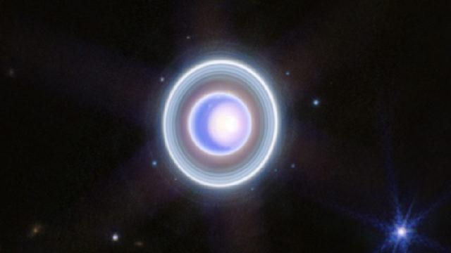 NASA, Uranüs’ün Başka Bir Evrene Açılan Portal Gibi Göründüğü Göz Kamaştırıcı Fotoğrafını Paylaştı