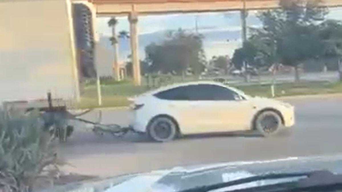 Tesla Model Y, Otobanda Tır Dorsesi Çekerken Görüntülendi [Video]