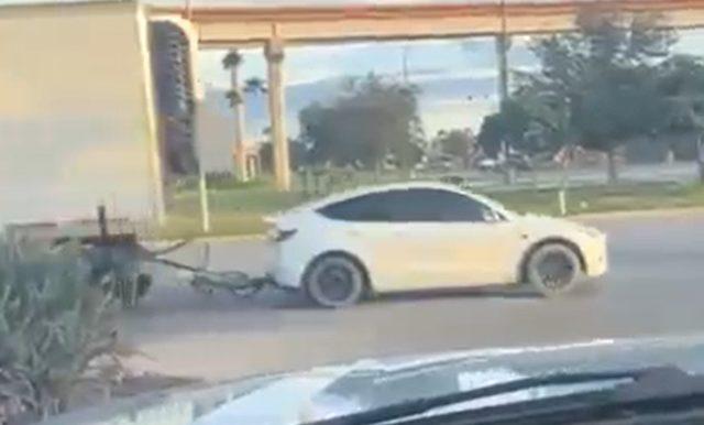 Tesla Model Y, Otobanda Tır Dorsesi Çekerken Görüntülendi [Video]