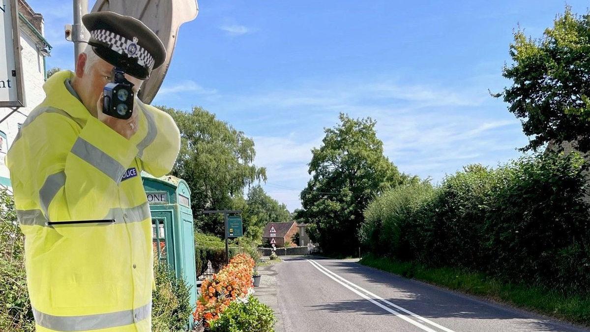 Genellikle Uzun Yolda Gördüğümüz Bu Karton Polis Maketleri Gerçekten İşe Yarıyor mu?