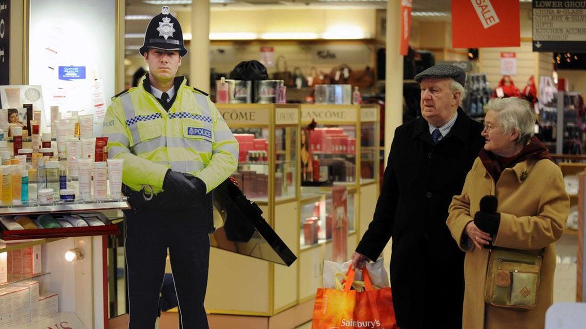 Genellikle Uzun Yolda Gördüğümüz Bu Karton Polis Maketleri Gerçekten İşe Yarıyor mu?