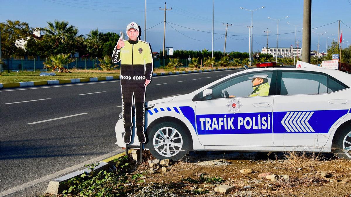 Genellikle Uzun Yolda Gördüğümüz Bu Karton Polis Maketleri Gerçekten İşe Yarıyor mu?