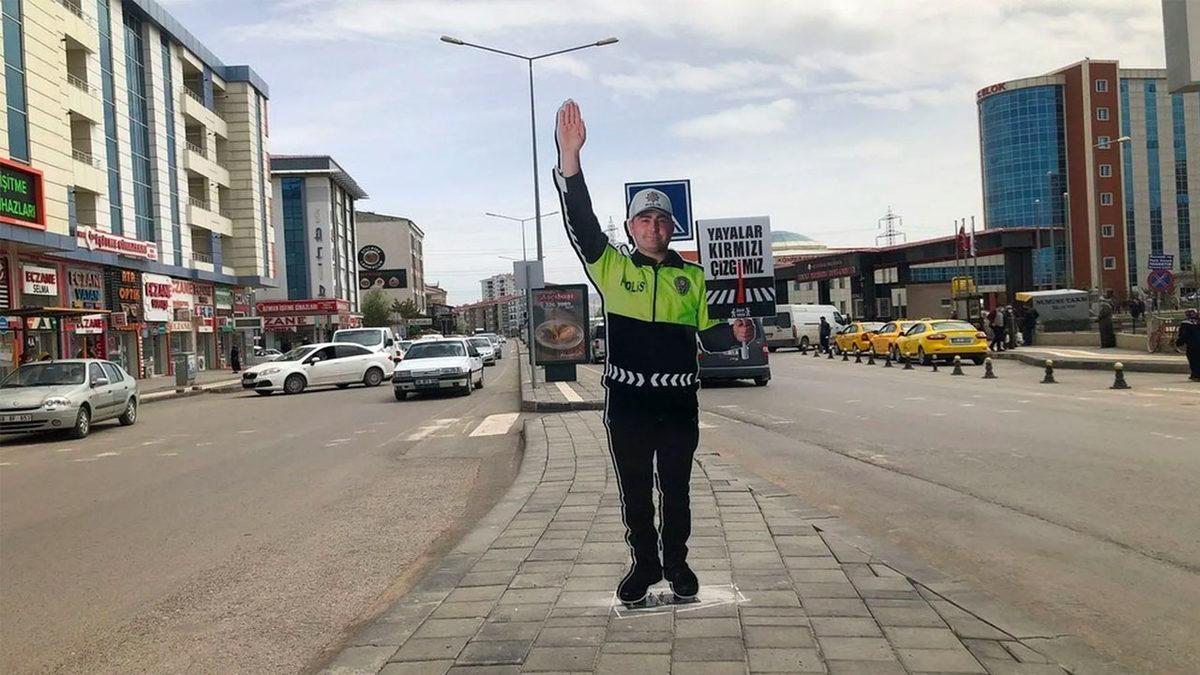 Genellikle Uzun Yolda Gördüğümüz Bu Karton Polis Maketleri Gerçekten İşe Yarıyor mu?