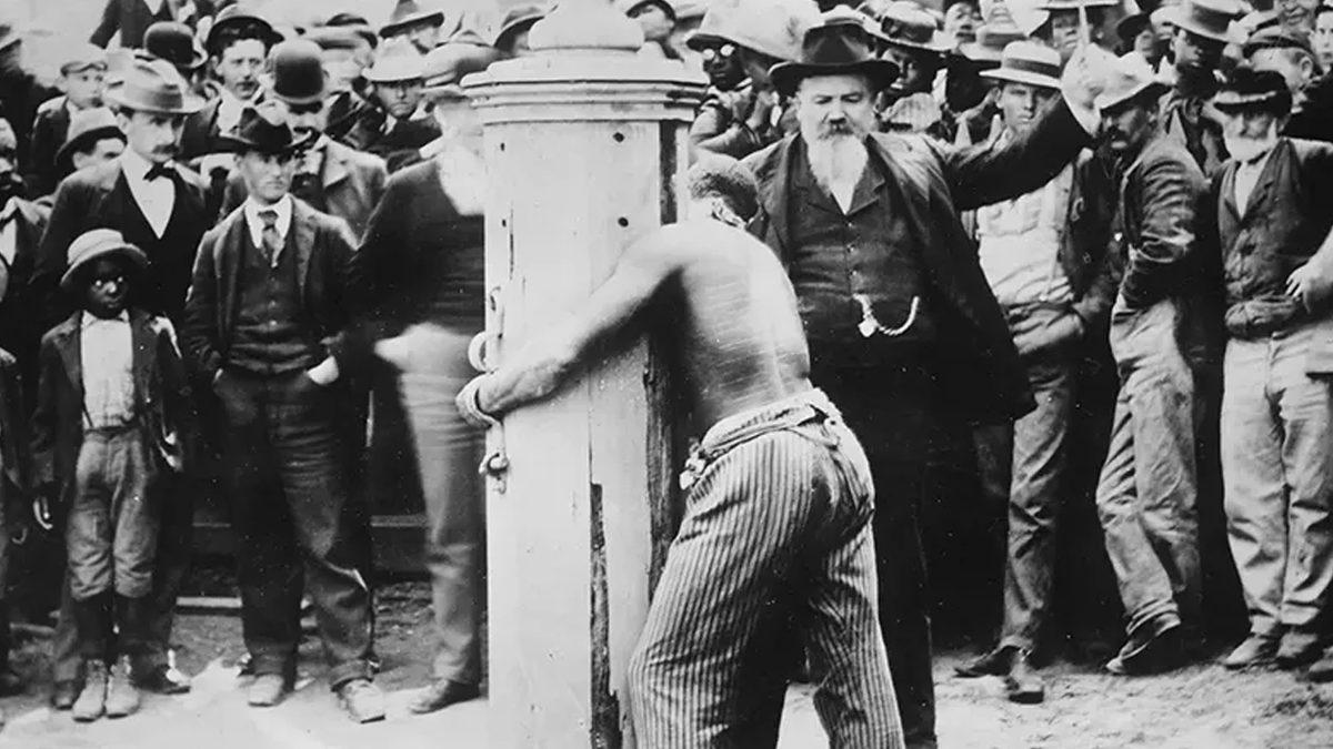 Amerika’daki Bu Direklerde Gerçekleşen Kırbaç Cezalarının Eften Püften Sebeplerini Öğrenince İçiniz Acıyacak!