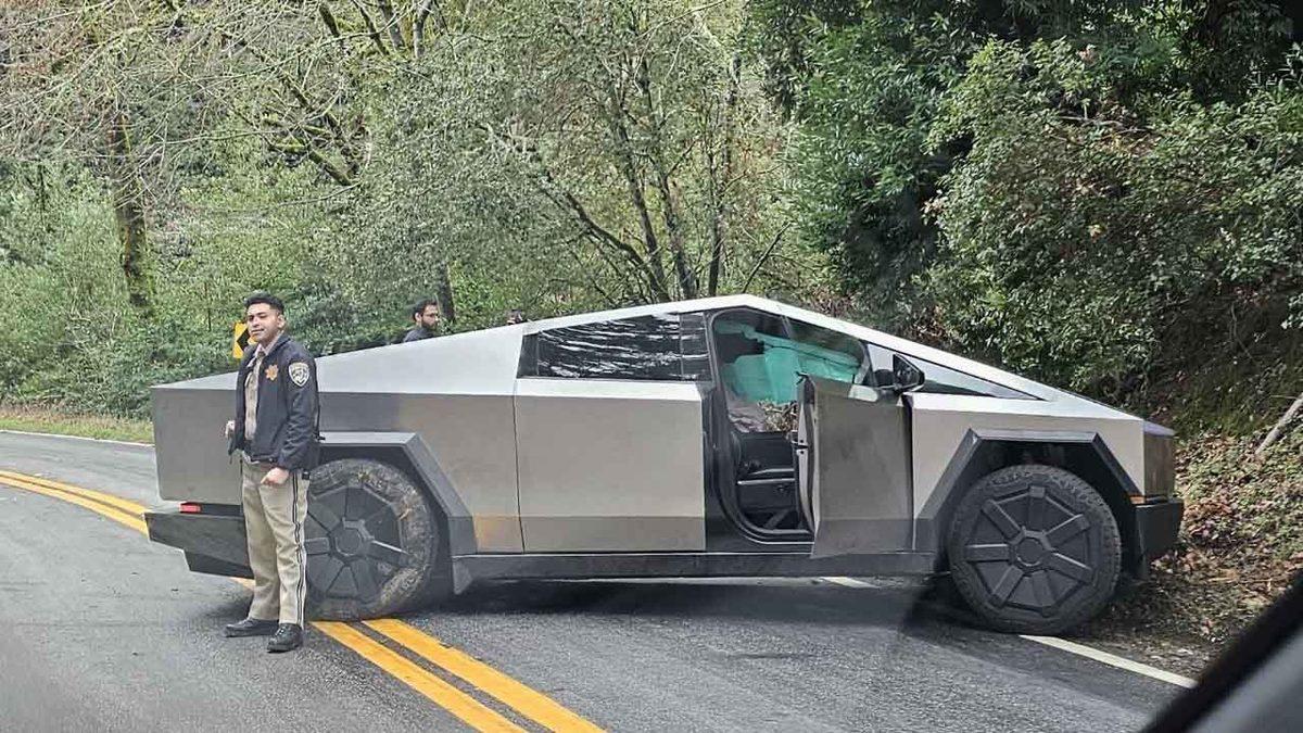 Tesla Cybertruck, İlk Kez Trafik Kazasına Karıştı: Çarpan Araba Pert Oldu