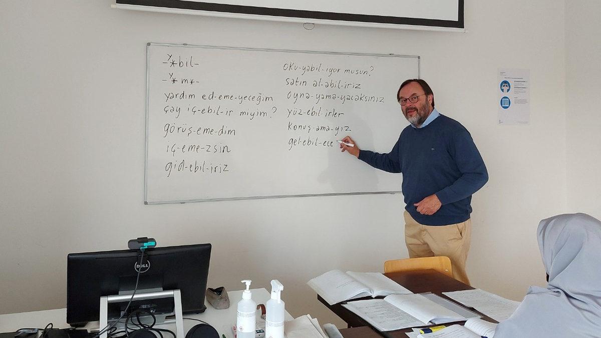 Bildiği 50 Dilden En Çok Türkçeyi Sevdiğini Söyleyen Dahi Profesörün Dilimiz Hakkındaki Övgüleri