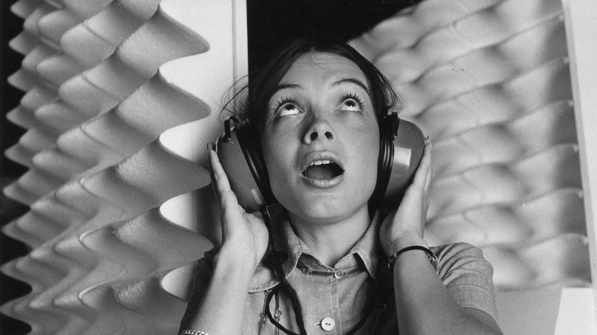 İki Yanımızdaki Kulaklıktan Gelen Müzik Sesi Nasıl Oluyor da Kafamızın Tam Ortasından Geliyormuş Gibi Hissettiriyor?