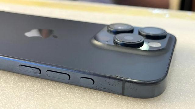 iPhone 15 Pro’da Garip Sorun: "Telefon, Soğan Gibi Soyuluyor"