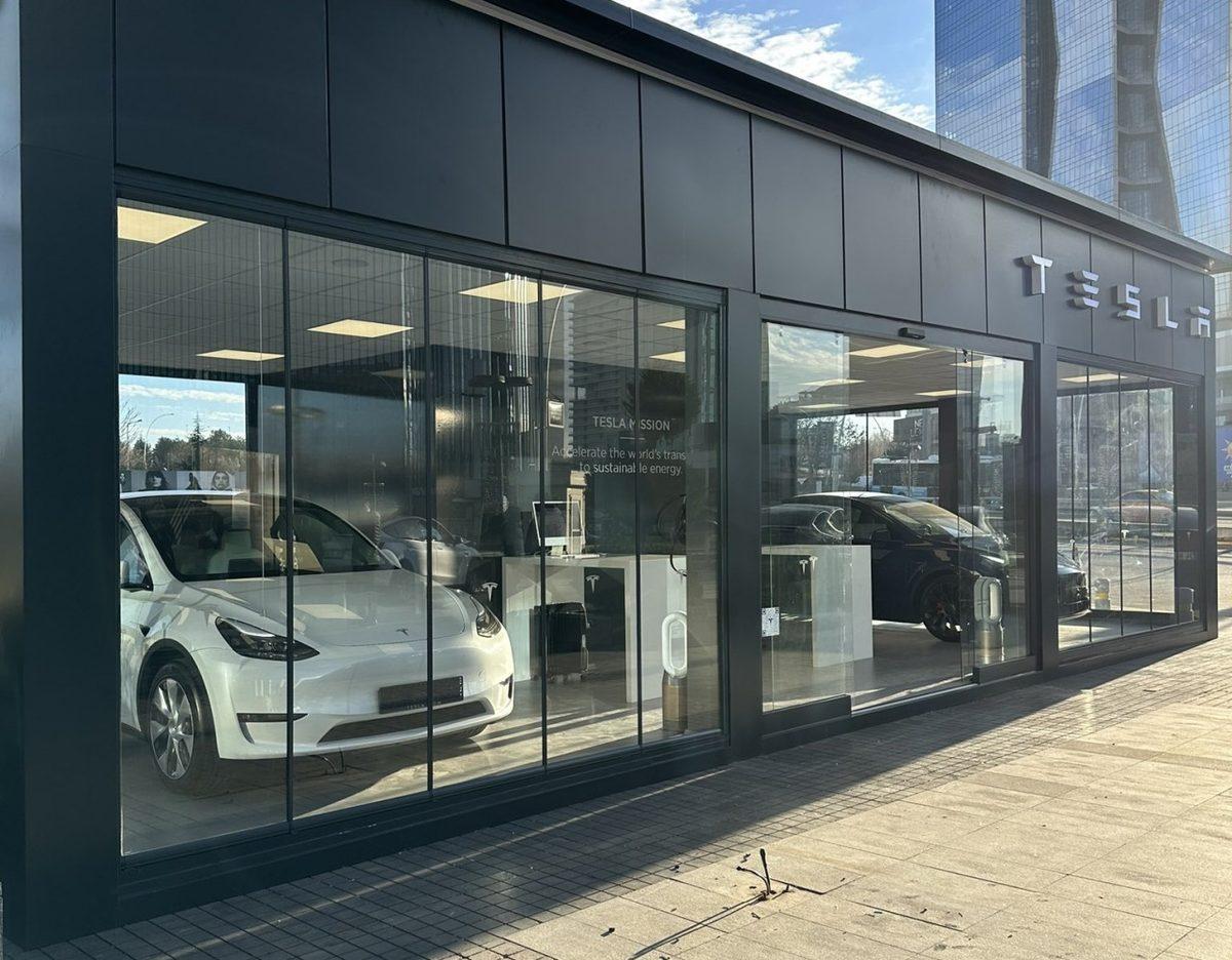 Tesla, Türkiye’deki İlk Fiziksel Mağazasını Açtı (Hayır, İstanbul’da Değil)