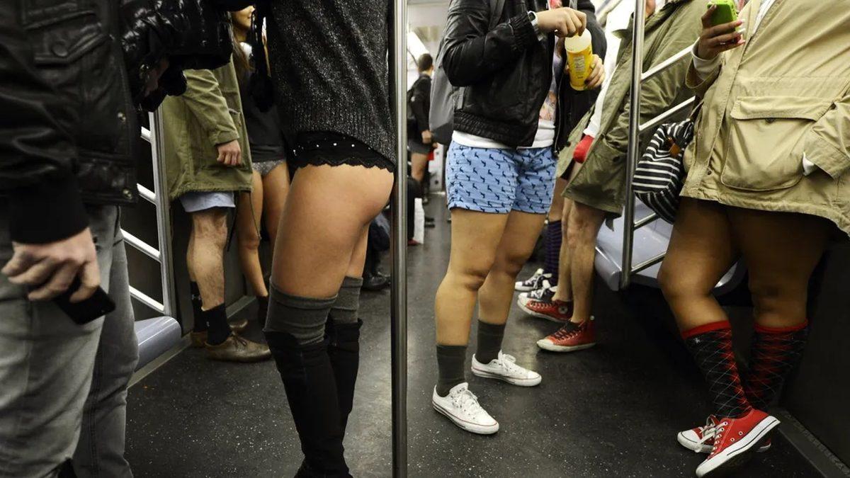 Bugün Dünya Çapında Kutlanan “Pantolonsuz Metro Günü” Nasıl Çıktı? İşte Sosyal Medyadan Tepkiler!