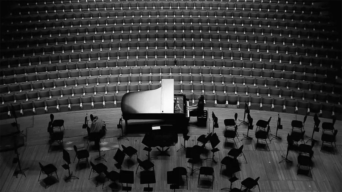 Piyanistler Neden Sahnede Düz Yerine Yan Oturuyor? Sebebi Sadece Bizi Göremeyecek Olmaları Değil!