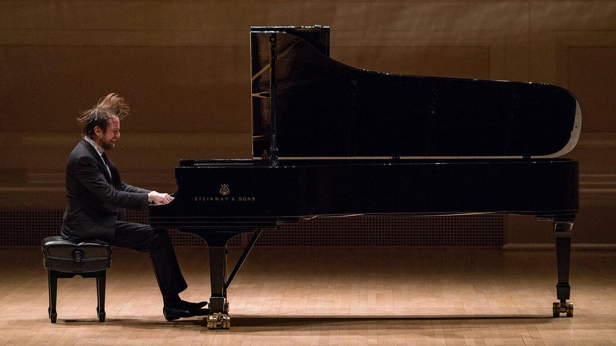 Piyanistler Neden Sahnede Düz Yerine Yan Oturuyor? Sebebi Sadece Bizi Göremeyecek Olmaları Değil!