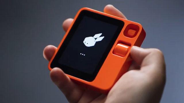 Uygulamalarınızı Sizin Yerinize Kullanabilecek Minik Yapay Zekâ Cihazı "Rabbit R1" Tanıtıldı