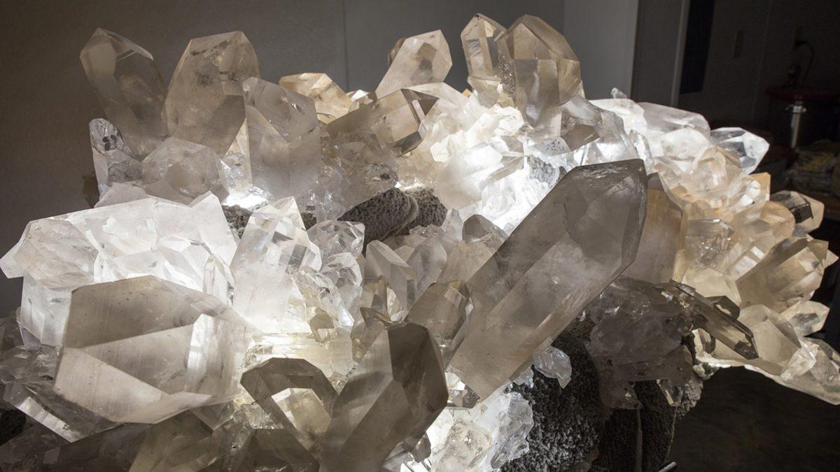 Pek Fark Etmesek Bile Kullanıldığı Alanları Okuyunca ’’Burada Bile mi?’’ Dedirtecek Doğa Harikası Taş ile Tanışın: Kuvars