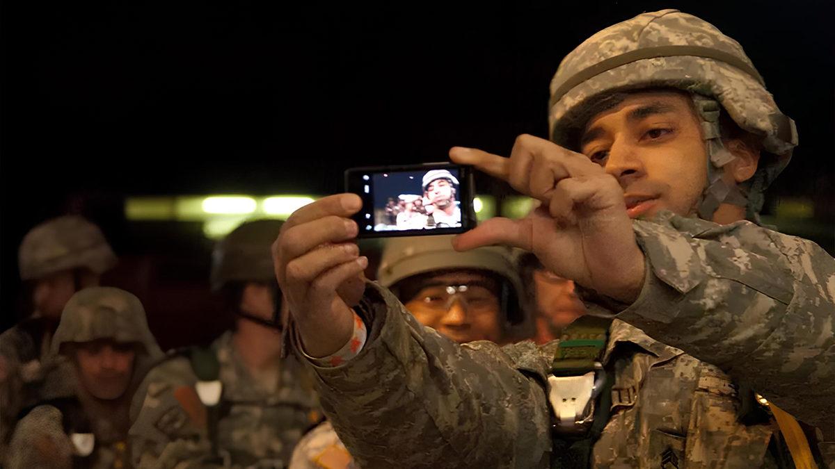 Rütbeli Askere Sorduk: Askeriyede Akıllı Telefon Kullanmak Neden Riskli?