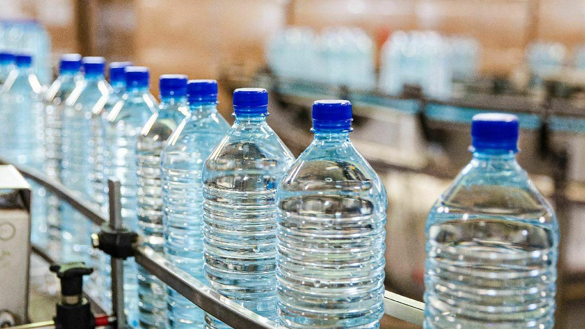 Su Şişelerinde Tahmin Edilenden 100 Kat Daha Fazla Plastik Parçacığının Yer Aldığı Ortaya Çıktı