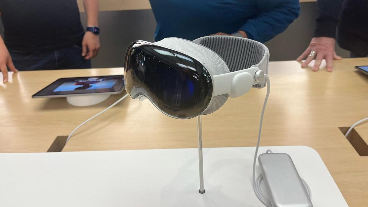 Apple Vision Pro, Satışa Sunuldu: İşte Kutu İçeriği ve Apple Store’daki Manzaralar...