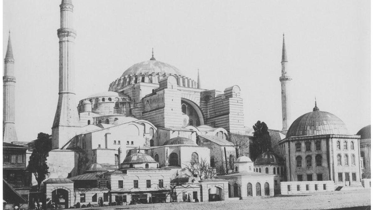 Ayasofya’nın Başına Gelmeyen Kalmadı: Son Dönemde Yapılan Bu Tahribatlar Tepki Topluyor!
