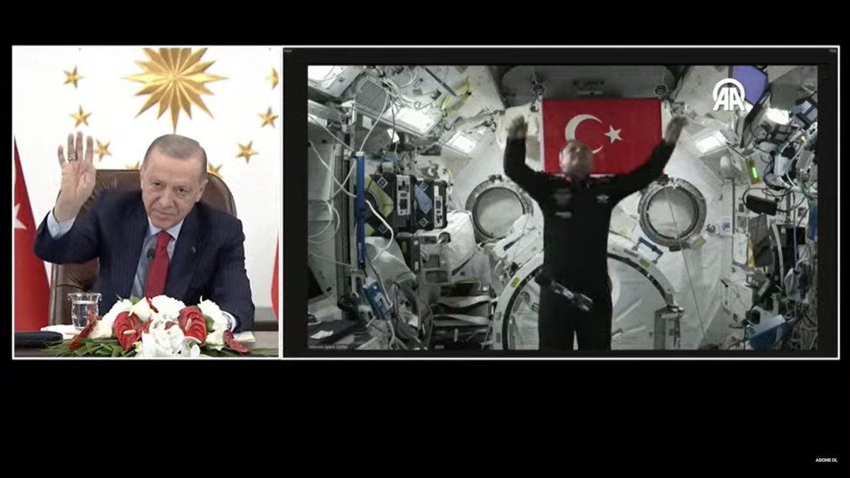 Alper Gezeravcı’nın Yukarı Uçtuğu Videoda Mikrofonun Düşmesi Sosyal Medyanın Kafasını Karıştırdı: Peki Bu Nasıl Oluyor?