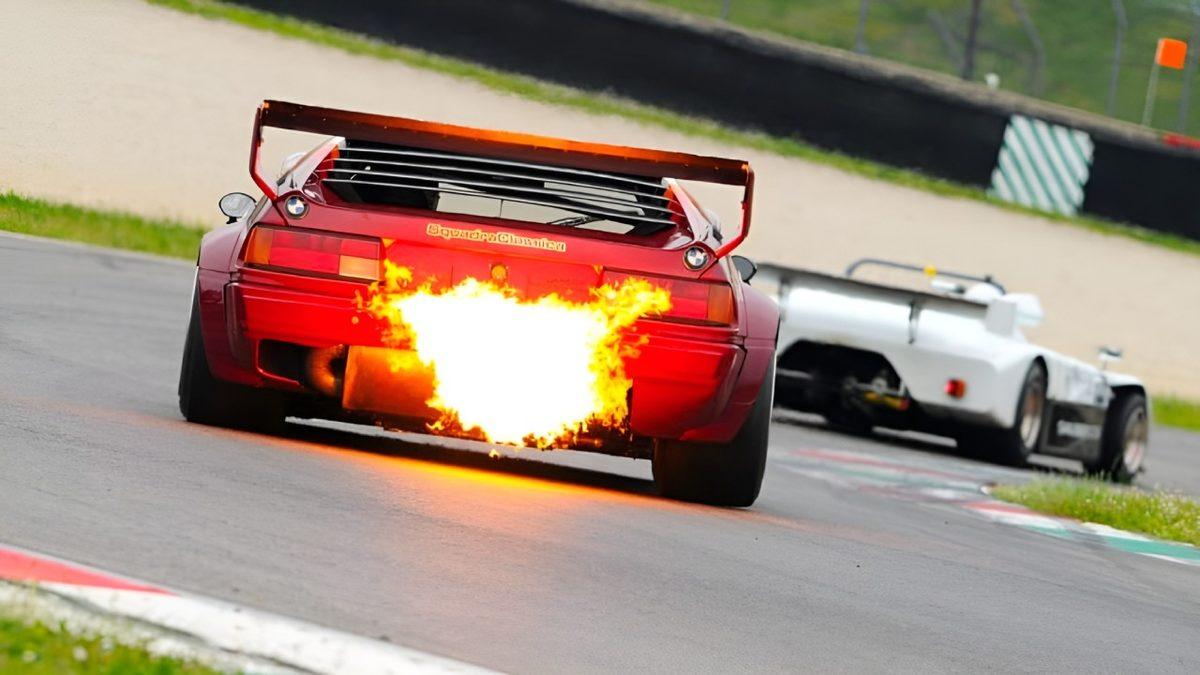 Araba Egzozlarının Alev Püskürtmesinin Arkasında Nasıl Bir Sistem Var? (Ürkütücü Olduğu Kadar Havalı da)