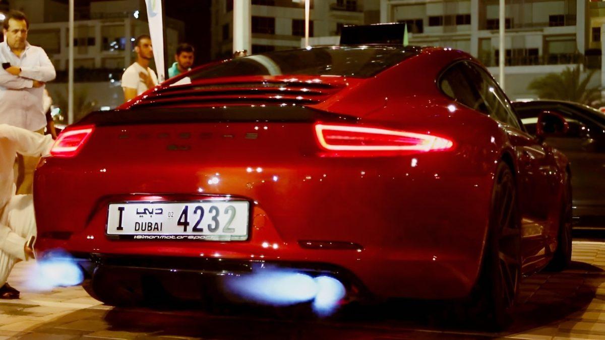 Araba Egzozlarının Alev Püskürtmesinin Arkasında Nasıl Bir Sistem Var? (Ürkütücü Olduğu Kadar Havalı da)