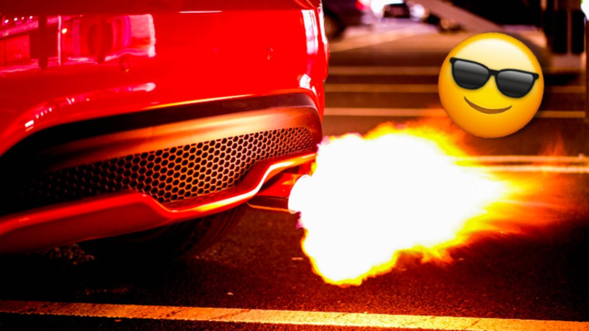 Araba Egzozlarının Alev Püskürtmesinin Arkasında Nasıl Bir Sistem Var? (Ürkütücü Olduğu Kadar Havalı da)