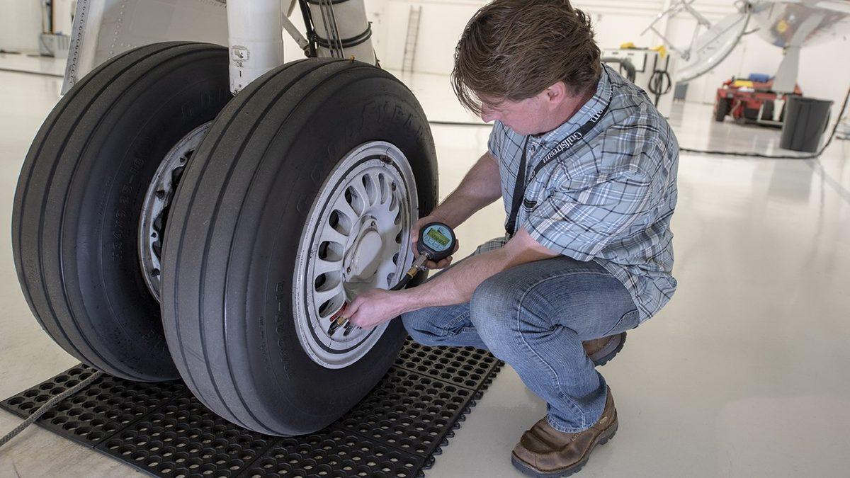 275 km/sa Hızla Piste İniş Yapan Uçak Lastikleri Nasıl Oluyor da Hiç Patlamıyor?