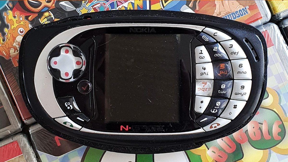 Çağının Ötesindeki Tasarımıyla Cep Telefonundan Çok Oyun Konsoluna Benzeyen Nokia N-Gage’in Şimdi Kulaklara Şaka Gibi Gelen Özellikleri