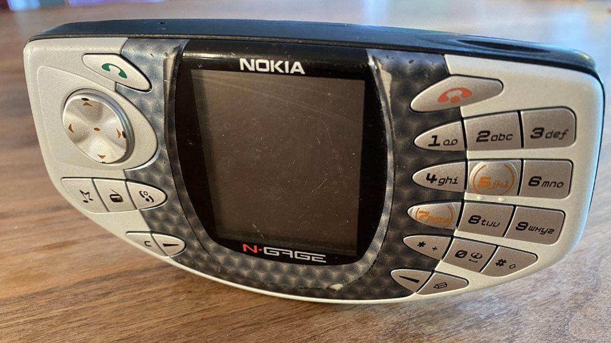 Çağının Ötesindeki Tasarımıyla Cep Telefonundan Çok Oyun Konsoluna Benzeyen Nokia N-Gage’in Şimdi Kulaklara Şaka Gibi Gelen Özellikleri