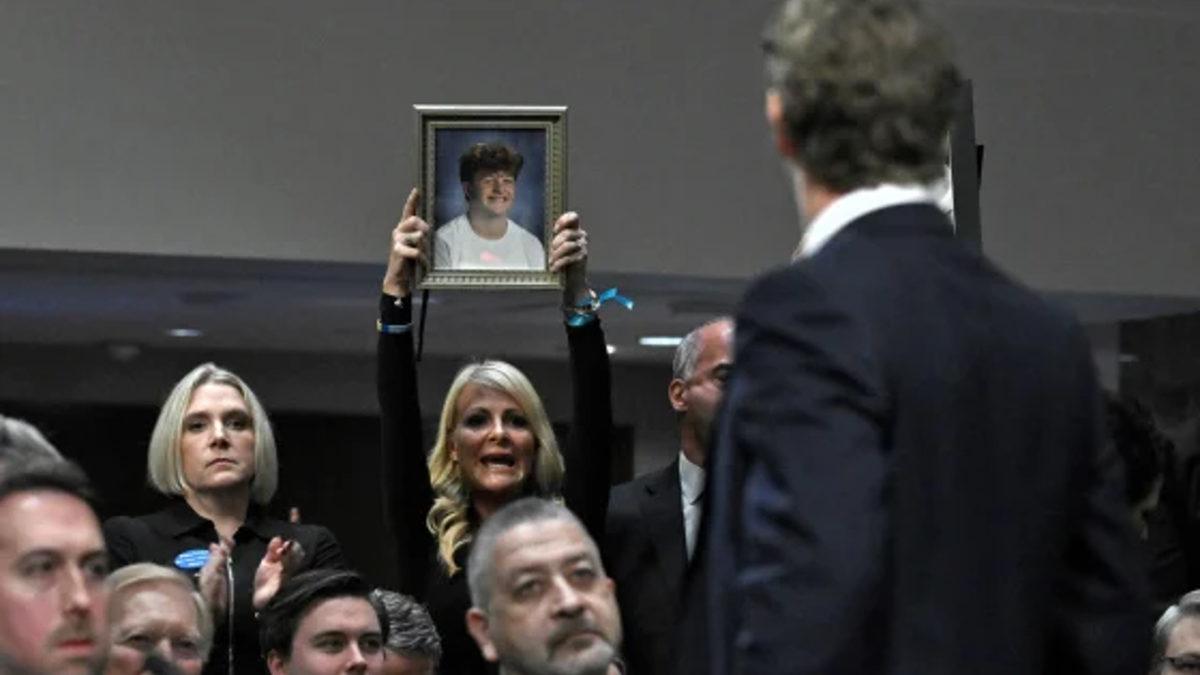 Mark Zuckerberg, ABD Senatosundaki İfadesi Sırasında Çocukları İnternette Zarar Gören Ailelerden 