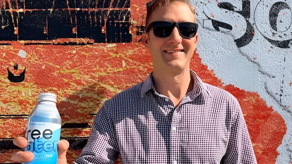 Her Gün Bedava Su Dağıtarak Çok İyi Para Kazanan Adamla Tanışın! Peki Bunu Nasıl Başarıyor?