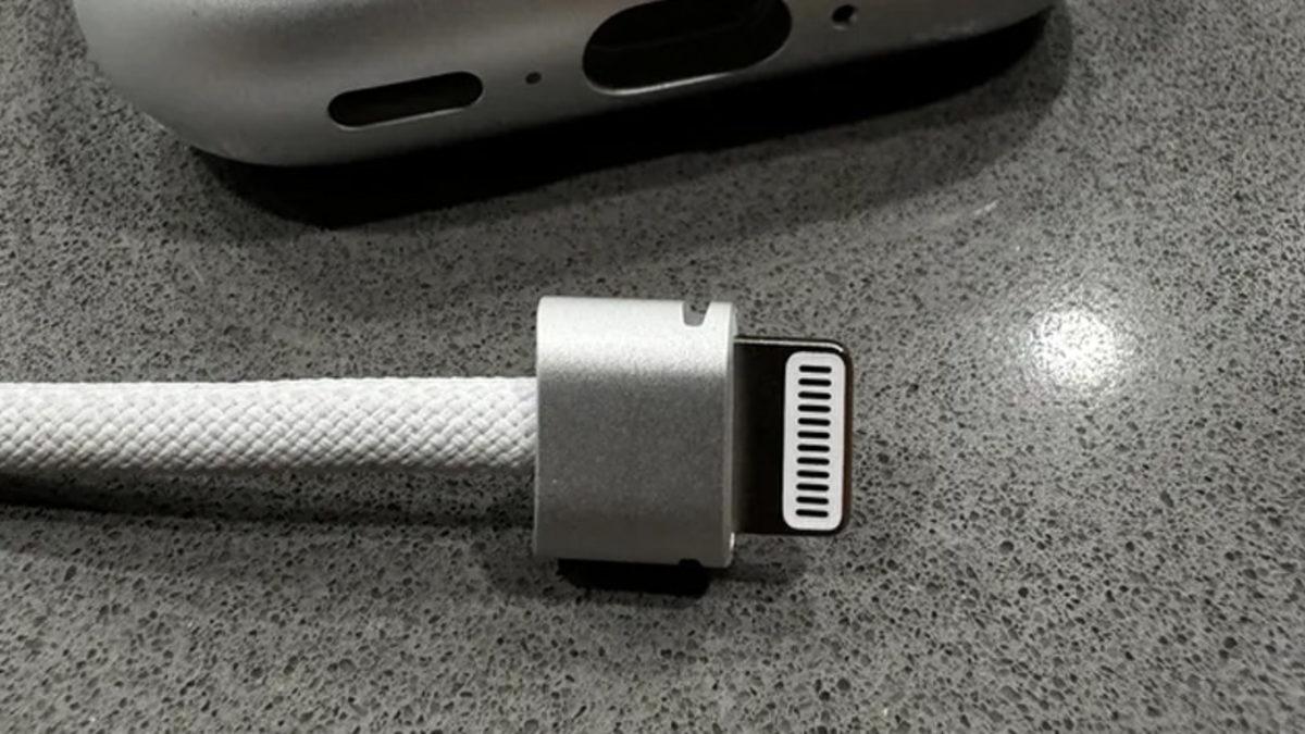 Apple, USB-C’ye Tamamen Geçiş Yapmamış: Vision Pro’da Lightning Kablo Kullanıldığı Ortaya Çıktı
