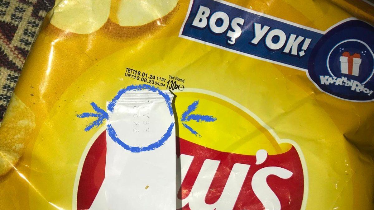 Cips Paketlerinin İçindeki Bu Beyaz Şerit Aslında Ne İşe Yarıyor?