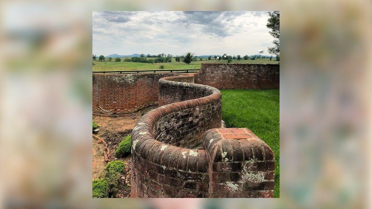 Basit Gibi Görünen Mühendislik Harikası: İngiltere’deki Duvarların Dalgalı Örülmesinin Sebebi