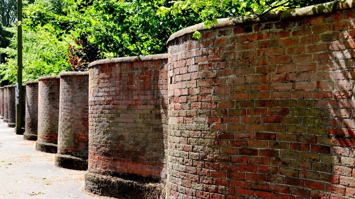 Basit Gibi Görünen Mühendislik Harikası: İngiltere’deki Duvarların Dalgalı Örülmesinin Sebebi