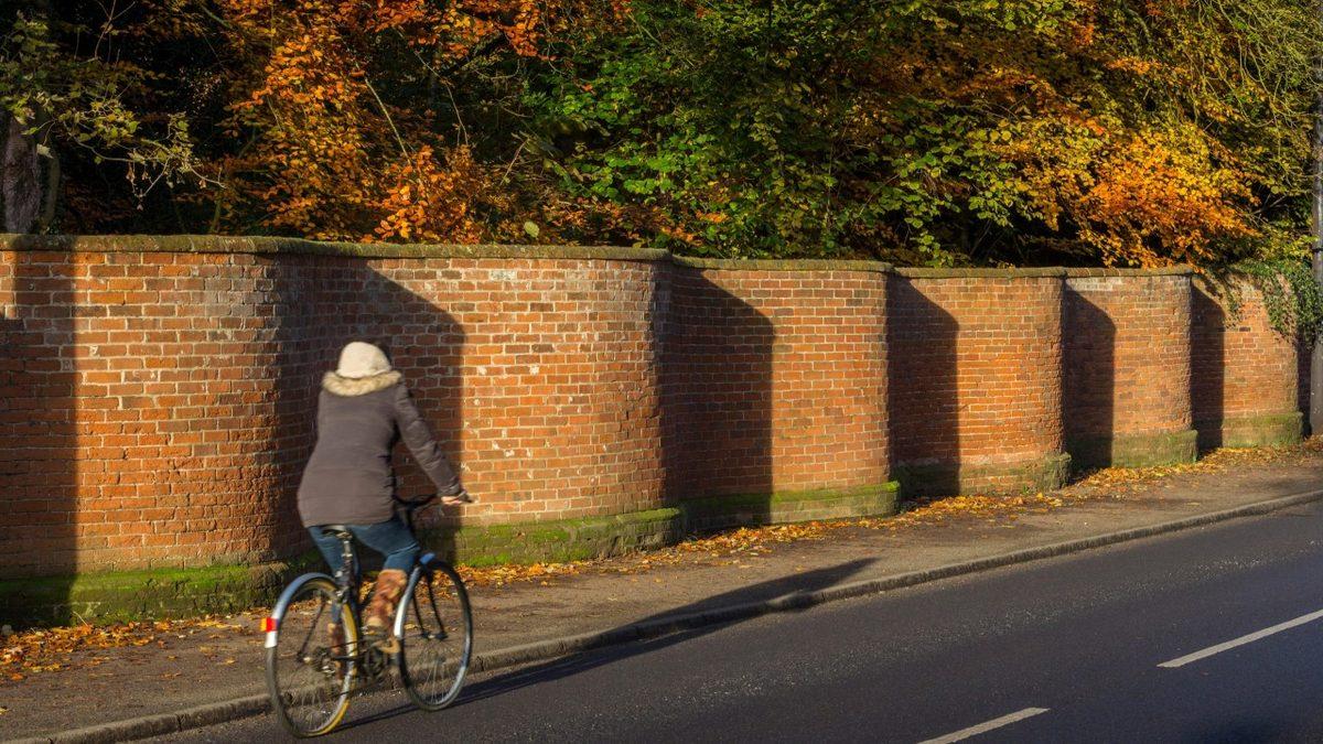 Basit Gibi Görünen Mühendislik Harikası: İngiltere’deki Duvarların Dalgalı Örülmesinin Sebebi