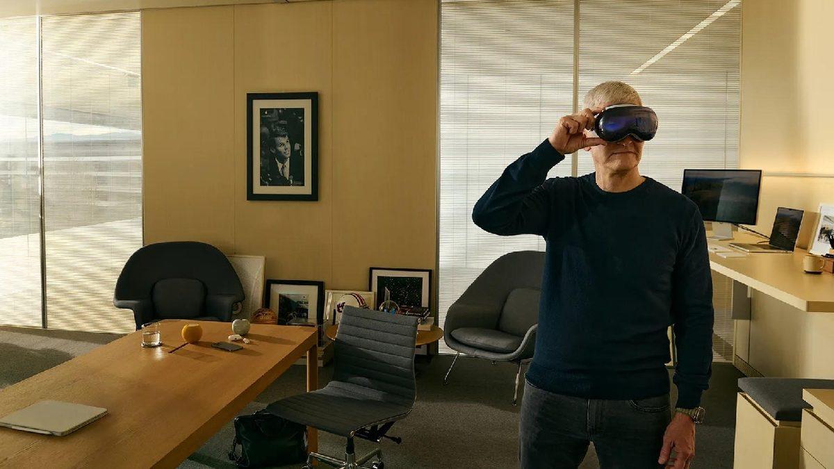 Apple CEO’su Tim Cook, Vision Pro’nun Neden Bu Kadar Pahalı Olduğunu Açıkladı