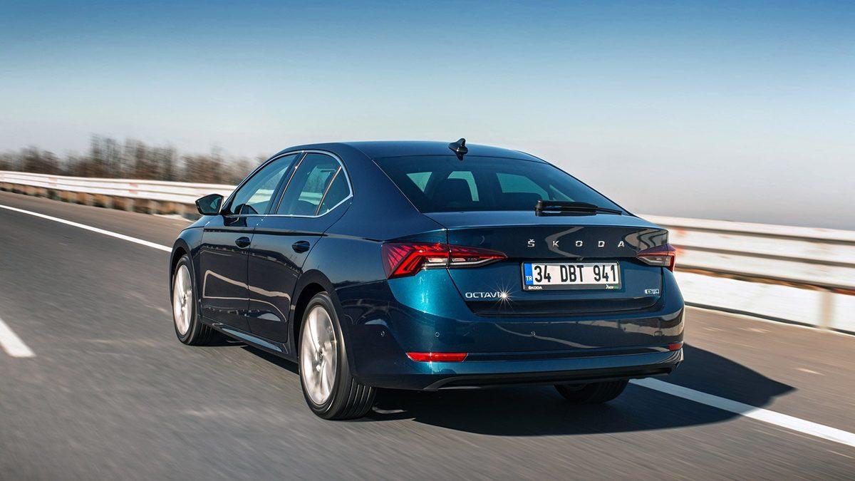 Sedan Araçların Arka Camında Neden Silecek Bulunmaz?