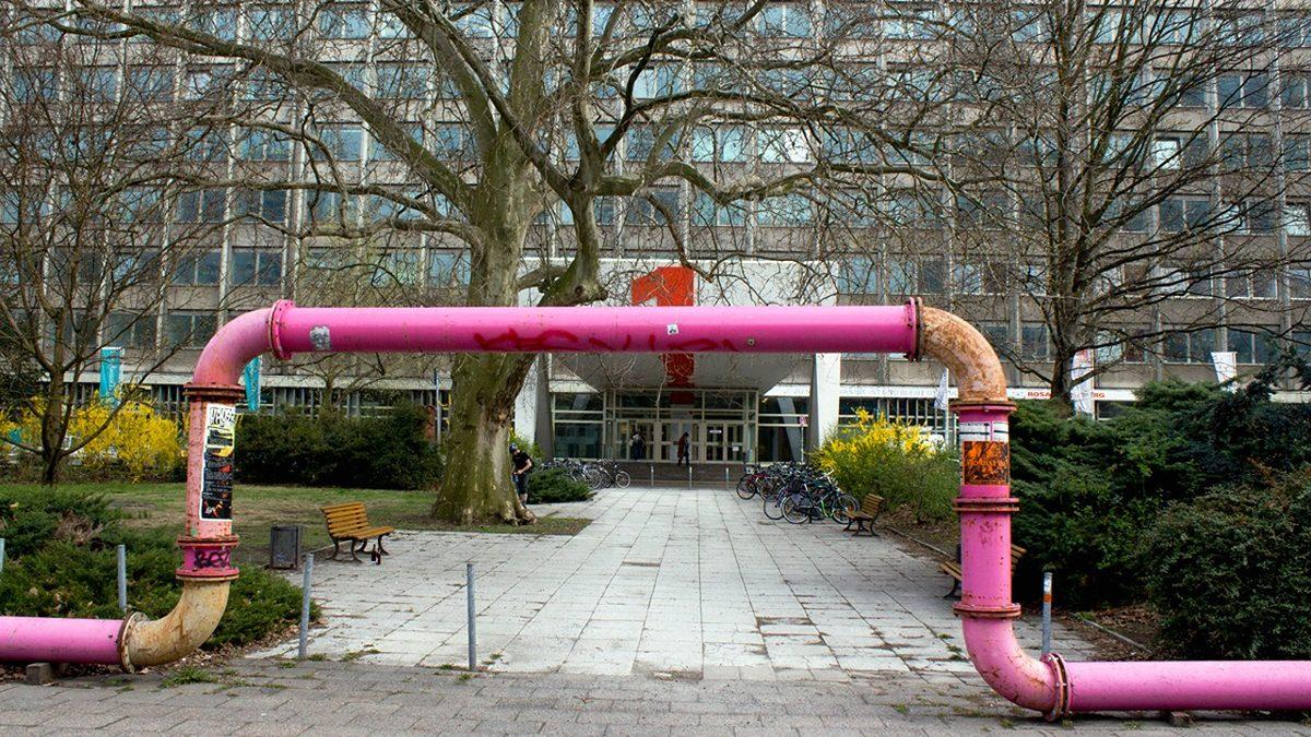 Berlin Sokaklarında İnsanların Tepesinden Neden Bu Tuhaf Pembe Borular Geçiyor?