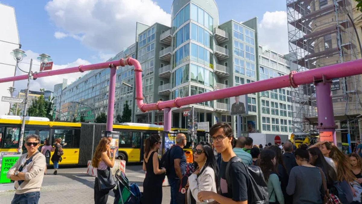 Berlin Sokaklarında İnsanların Tepesinden Neden Bu Tuhaf Pembe Borular Geçiyor?